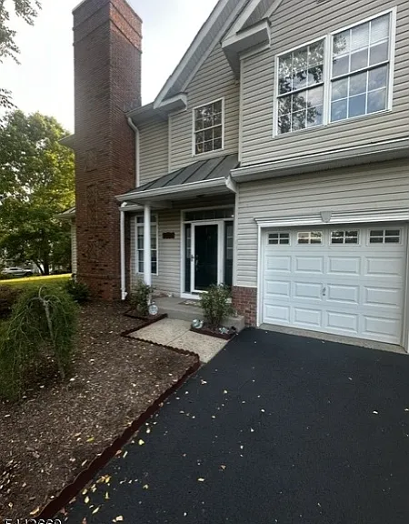 10 Stevens Ln — Photo 1