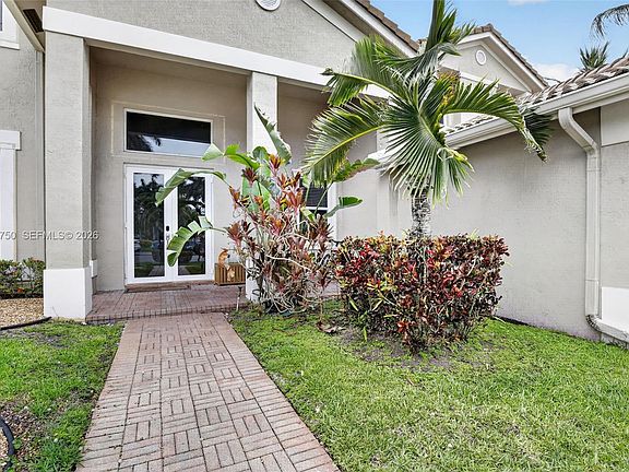 5th image of 981 Waterside Cir