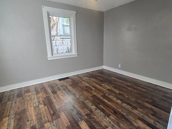 4th image of 1920 Victoria Ave