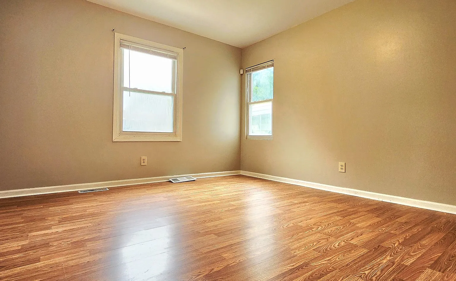 Spacious 4 Bed, 2.5 Bath Home with Finished Basement & Hardwood Floors — Photo 4