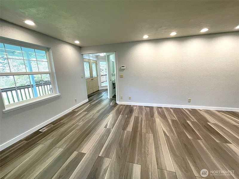 5th image of 653 Sunset Avenue NE