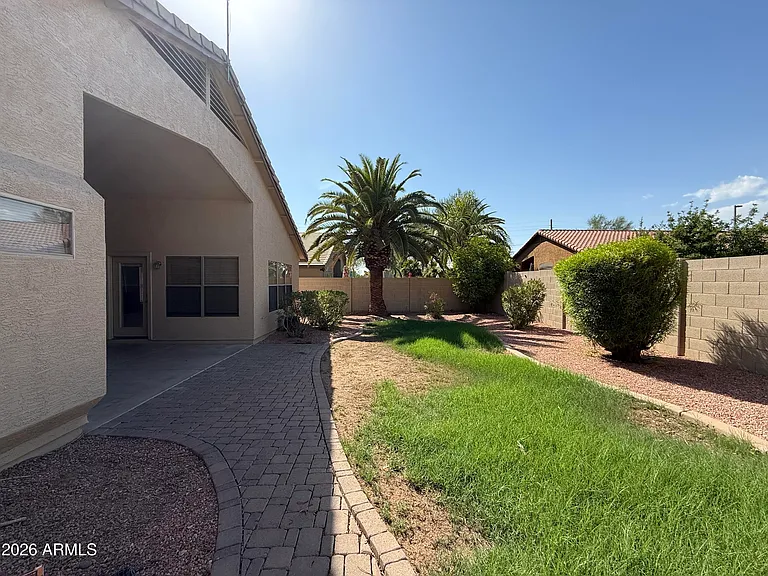 1644 E Oakland St — Photo 43