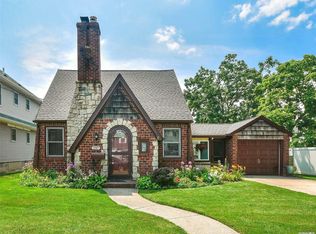 237 Andrews Rd, Mineola, NY 11501