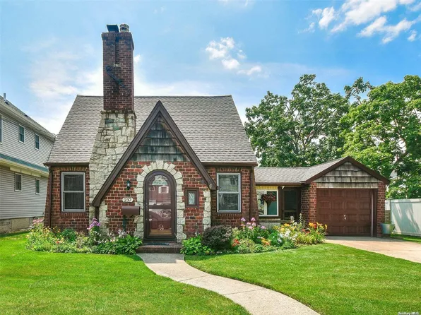 237 Andrews Road, Mineola, NY 11501