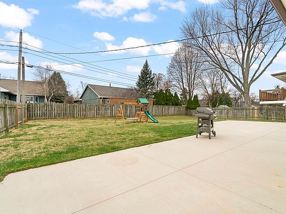 3rd image of 514 W Clybourn Ct