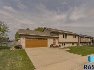 725 Atkins Dr, Tea, SD 57064
