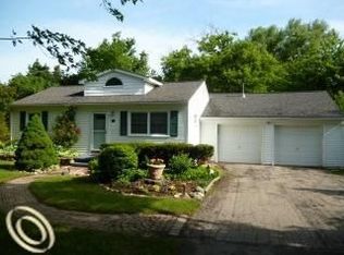 32 Miller Rd, Clarkston, MI 48346