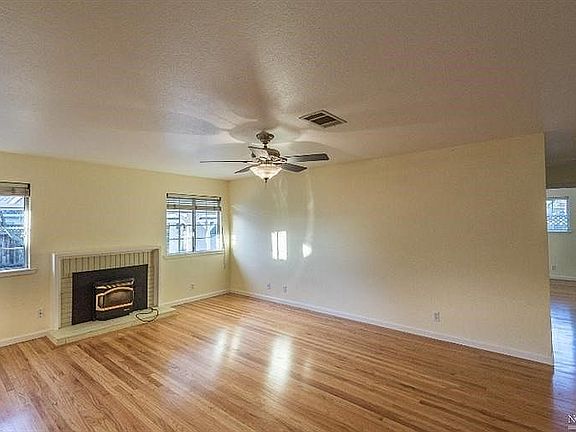 5th image of 271 Camellia St