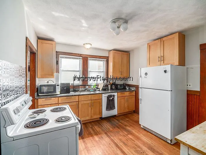 3 bed, 1.0 bath, $3,975 — Photo 2
