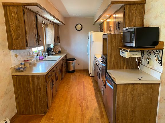 3rd image of 7926 Mayfield Ave