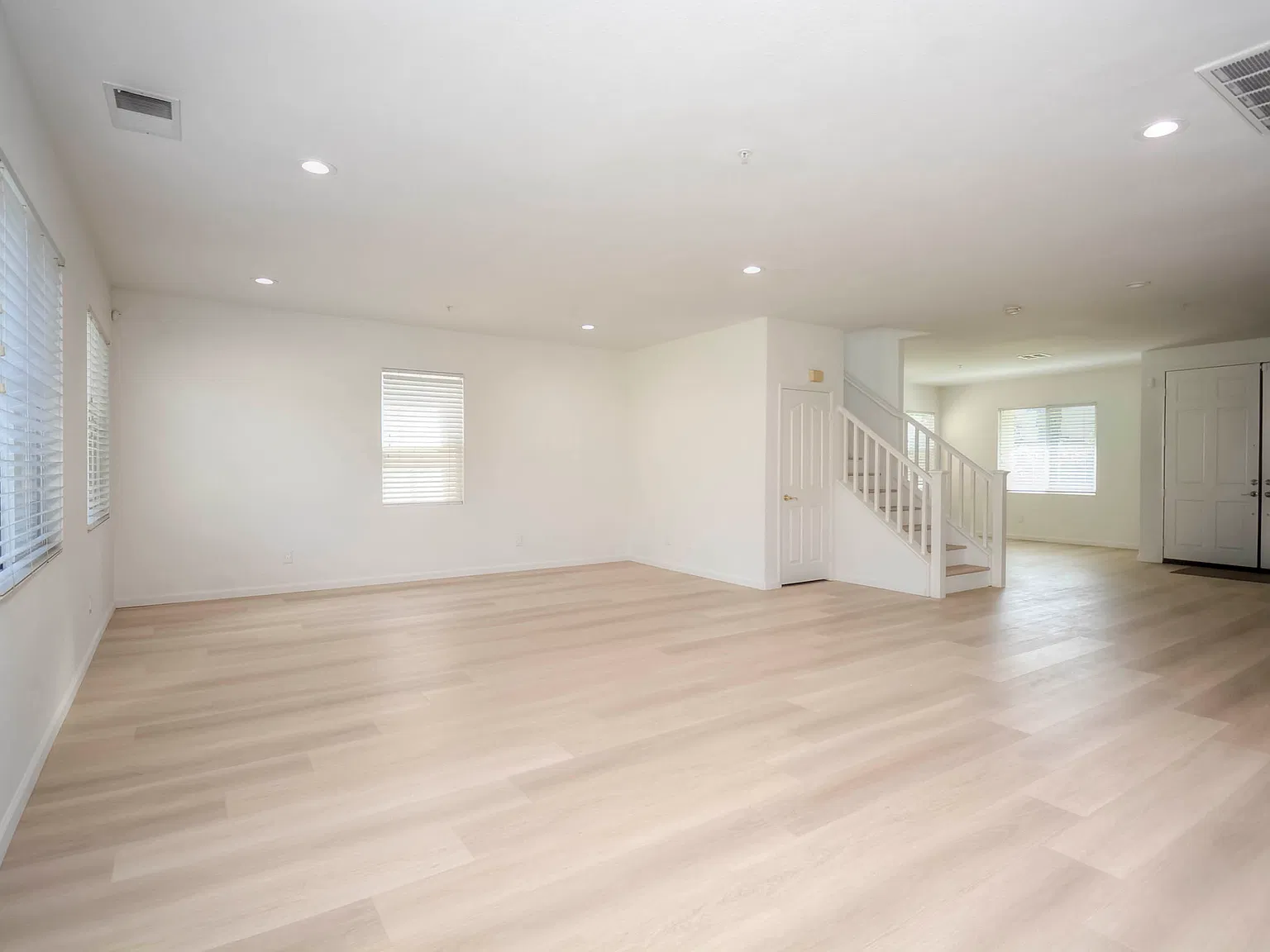 4 bed, 3501 sqft, $3,900 — Photo 4