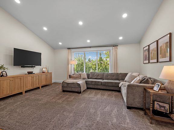 5th image of 212 S Glen Dr W