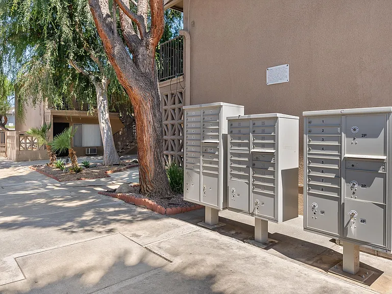 School Circle Apartments - Riverside, CA — Photo 30