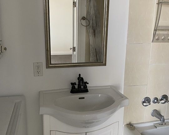 5th image of 7929 Blackburn Ave #C