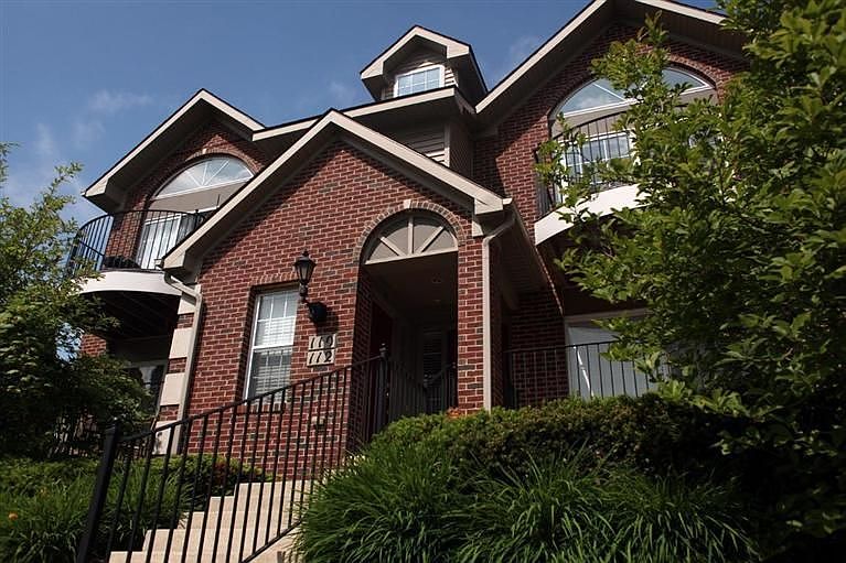 1st image of 110 W Oakbrook Dr