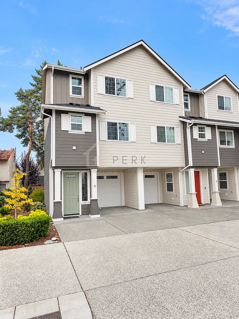 Puyallup Townhome with 2 Ensuite Bedrooms, Central A/C & Garage — Photo 1