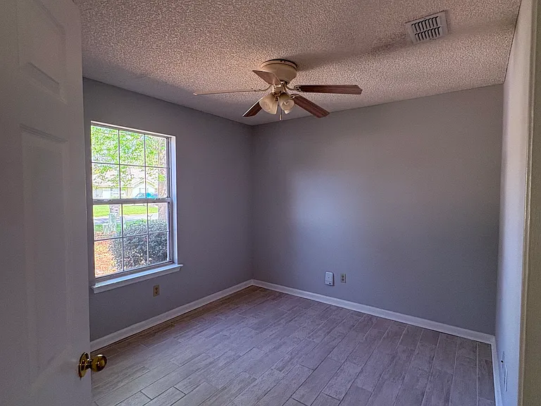 175 Talbot Ct — Photo 3
