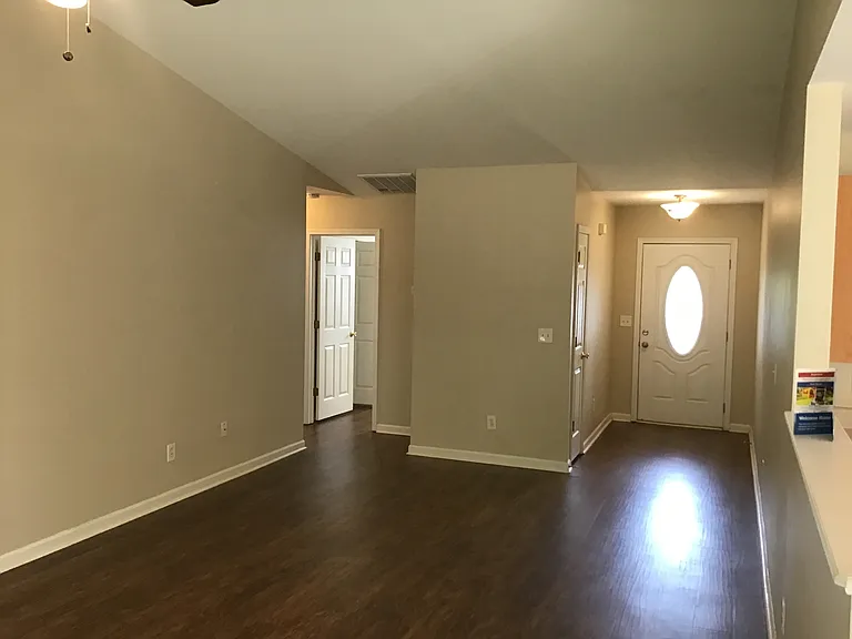604 Sydney Ct — Photo 6