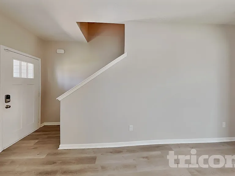 1107 Selous Dr — Photo 3