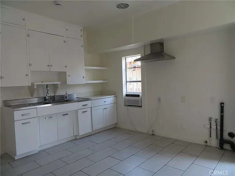 3923 S Normandie Ave — Photo 2