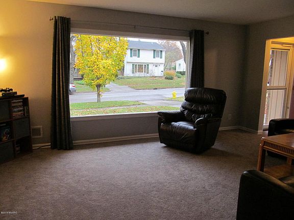 2nd image of 1731 Cambridge Dr SE