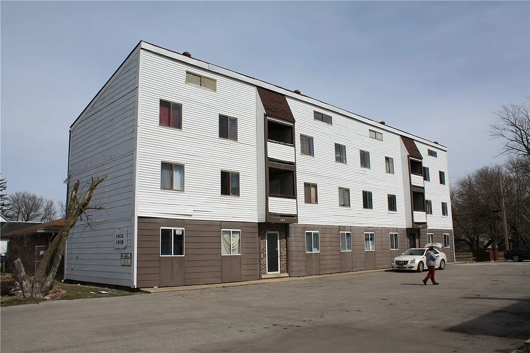 1 bed, 300 sqft, $695 — Photo 1