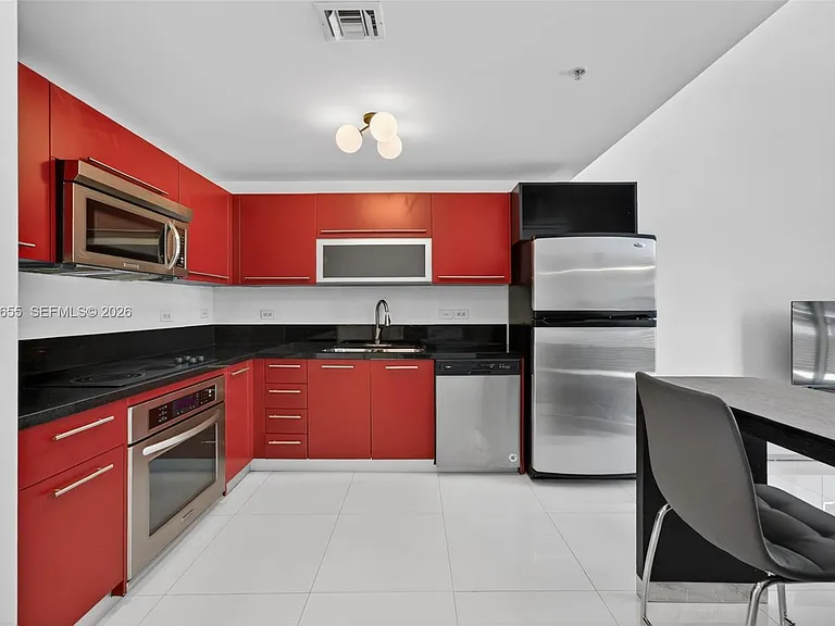 253 NE 2nd St #424 — Photo 3