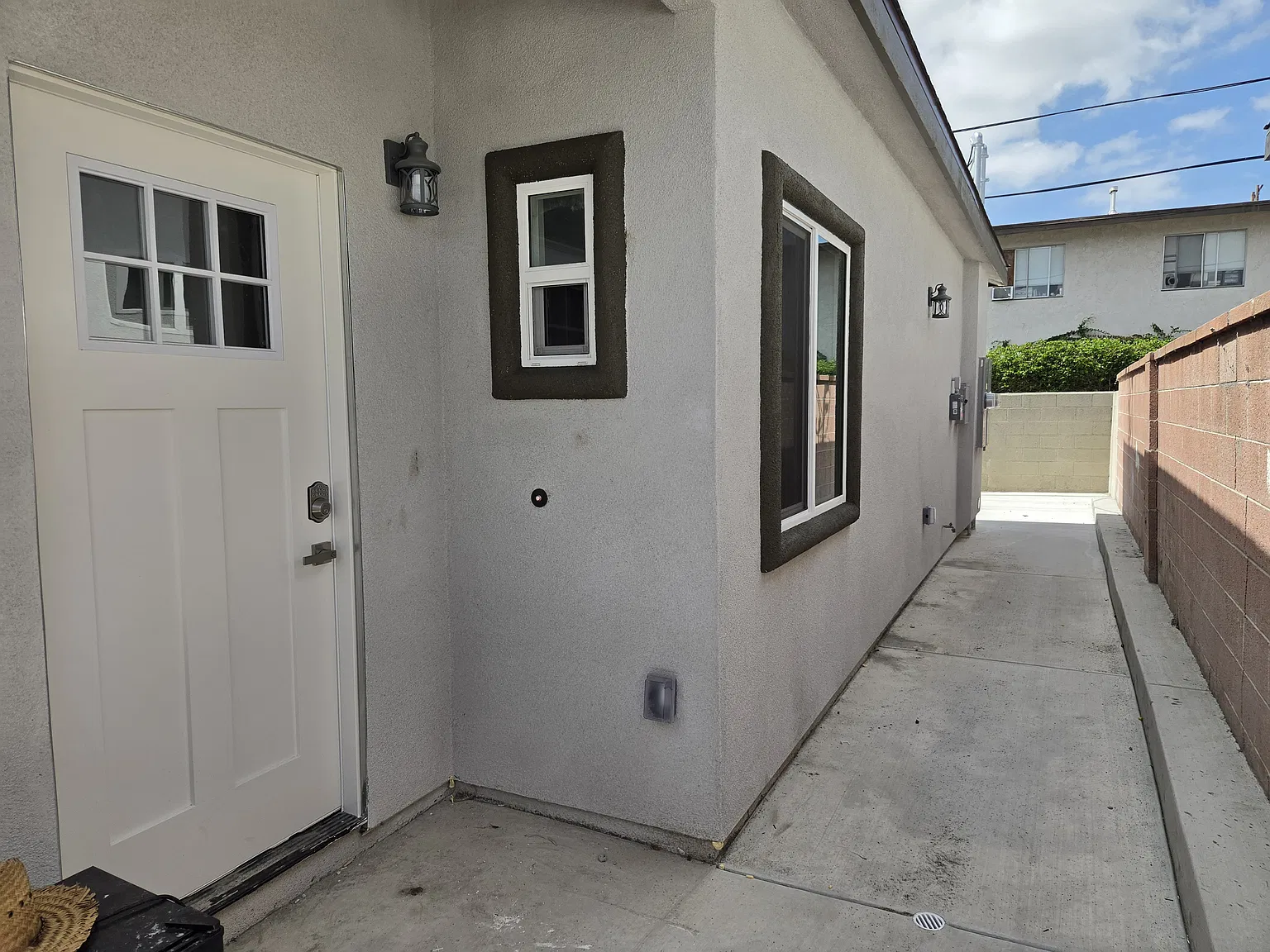 3 bed, 947 sqft, $3,400 — Photo 1