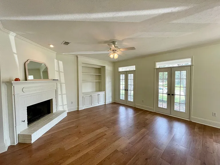 208 Chestnut Dr — Photo 3