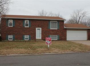 9 Frontenac Ln, Maryville, IL