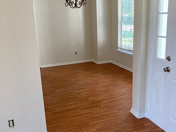 4th image of 1474 Clarendon Way