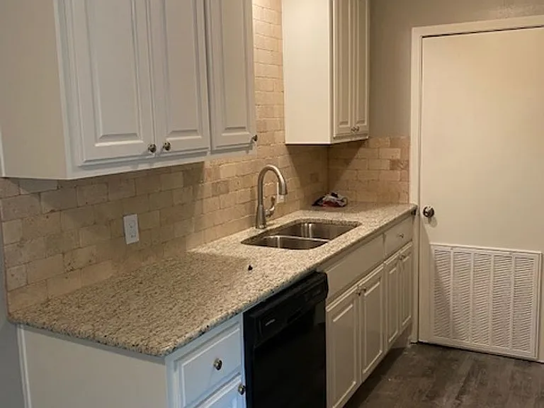 906 Harris St — Photo 2