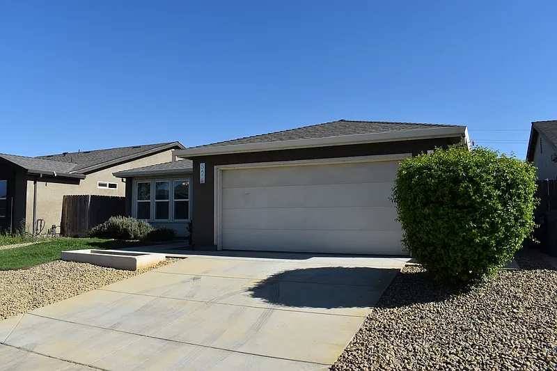 3 bed, 2.0 bath, 1448 sqft, $2,100 — Photo 2