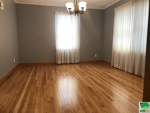 4th image of 301 Plymouth St NE