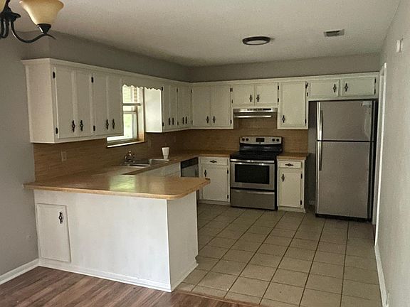 3rd image of 3220 Oakridge Dr