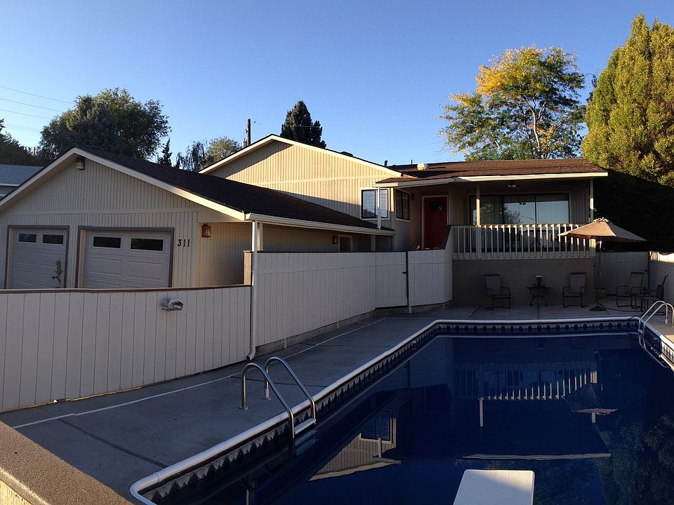 Welcoming Hilltop Oasis