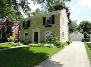 2622 N 89th St, Wauwatosa, WI 53226
