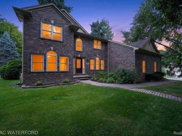 4380 Red Oak Blvd, Waterford, MI 48329