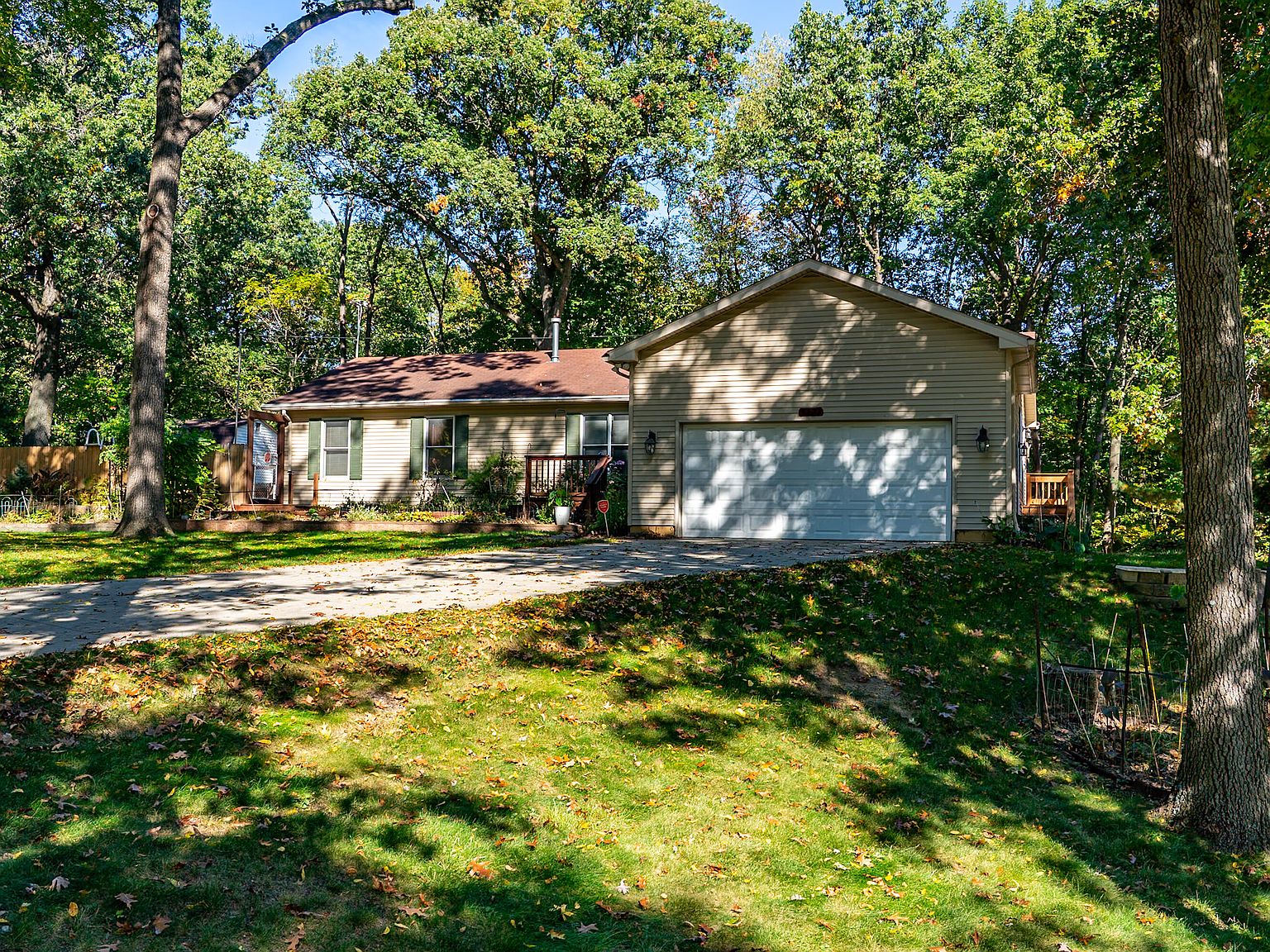3327 Shimmons Rd, Auburn Hills, MI 48326