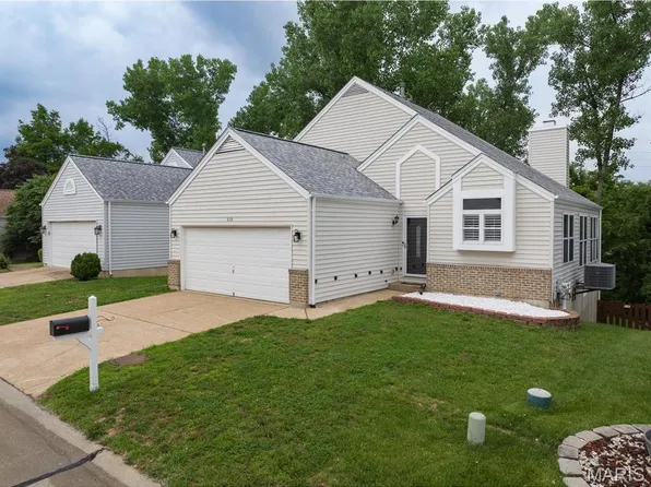 638 Cascade Lake Dr, Ballwin, MO 63021