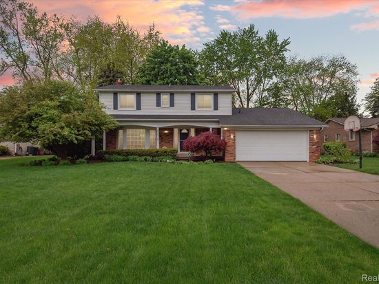 21951 Crescent Ct, Farmington Hills, MI 48335