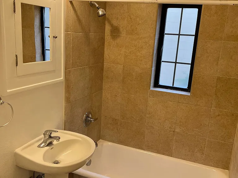 Fontana Court Apartments — Photo 9