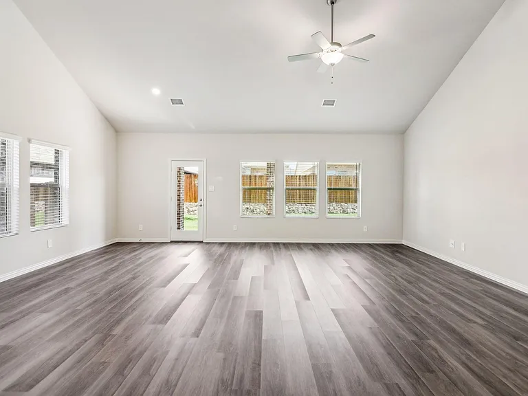 701 Easthill Dr — Photo 2