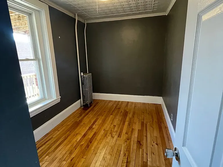 142 College St — Photo 8