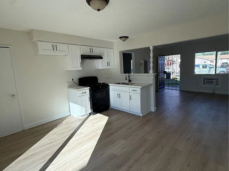 558 S Benjamin St — Photo 16