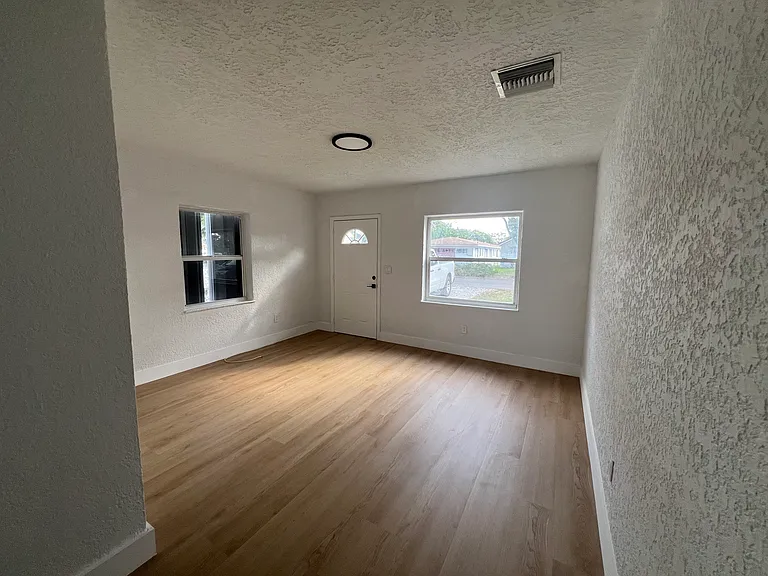 1122 N 17th Ct — Photo 3