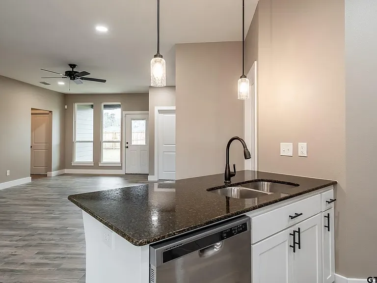 17115 Meadowview Ln — Photo 2