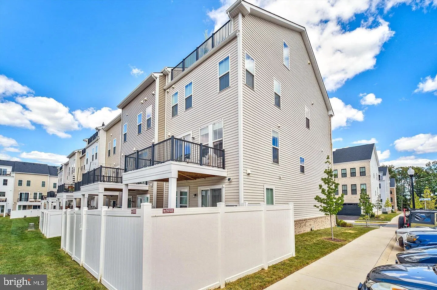 3 bed, 5.0 bath, 3016 sqft, $4,300 — Photo 3