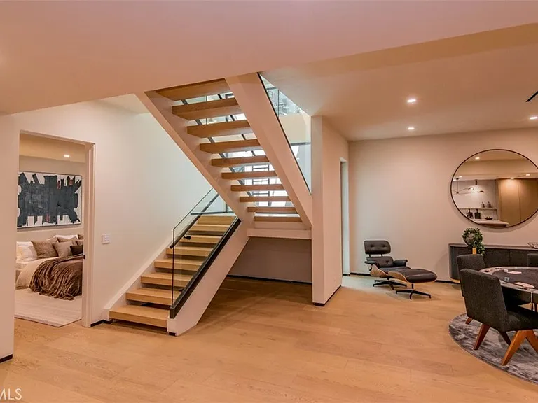 9018 Dorrington Ave — Photo 31