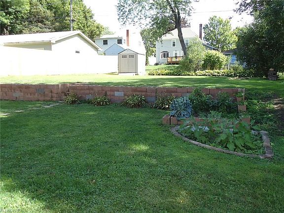 4th image of 121 Baird Ave